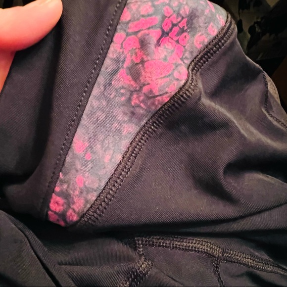 Under Armour Heat Gear Leggings 3/4?length Size Small Black and Pink.EUC. - Picture 6 of 6